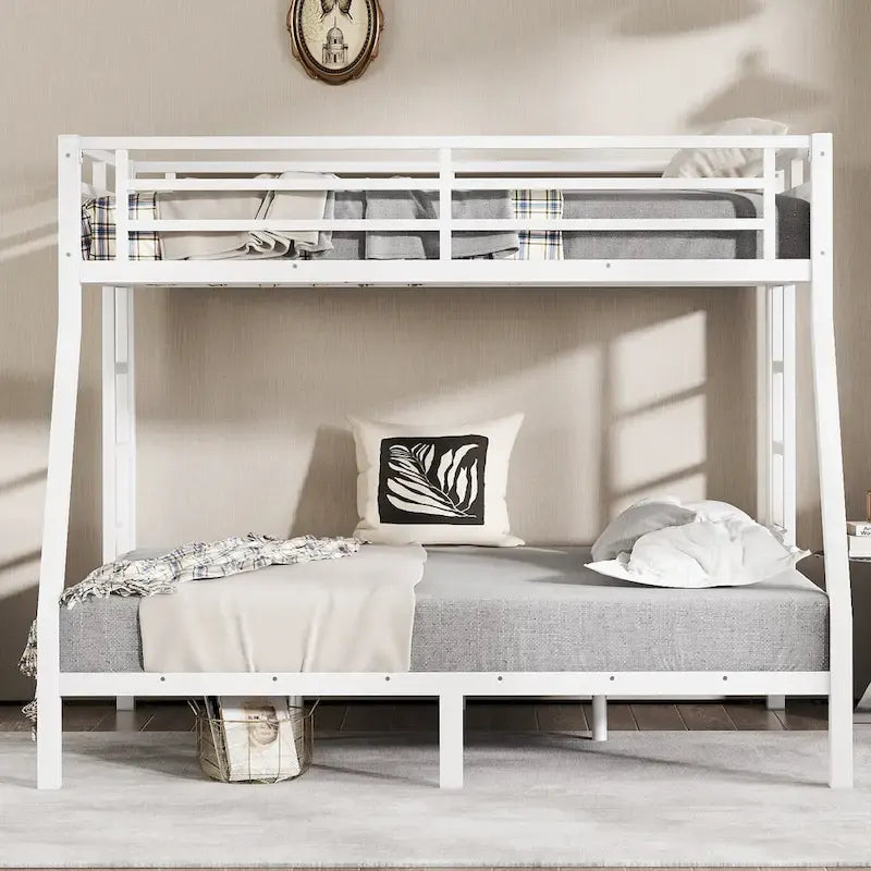 Lit superposé en métal une place et demie, avec garde-corps de sécurité et échelle, blanc cassé