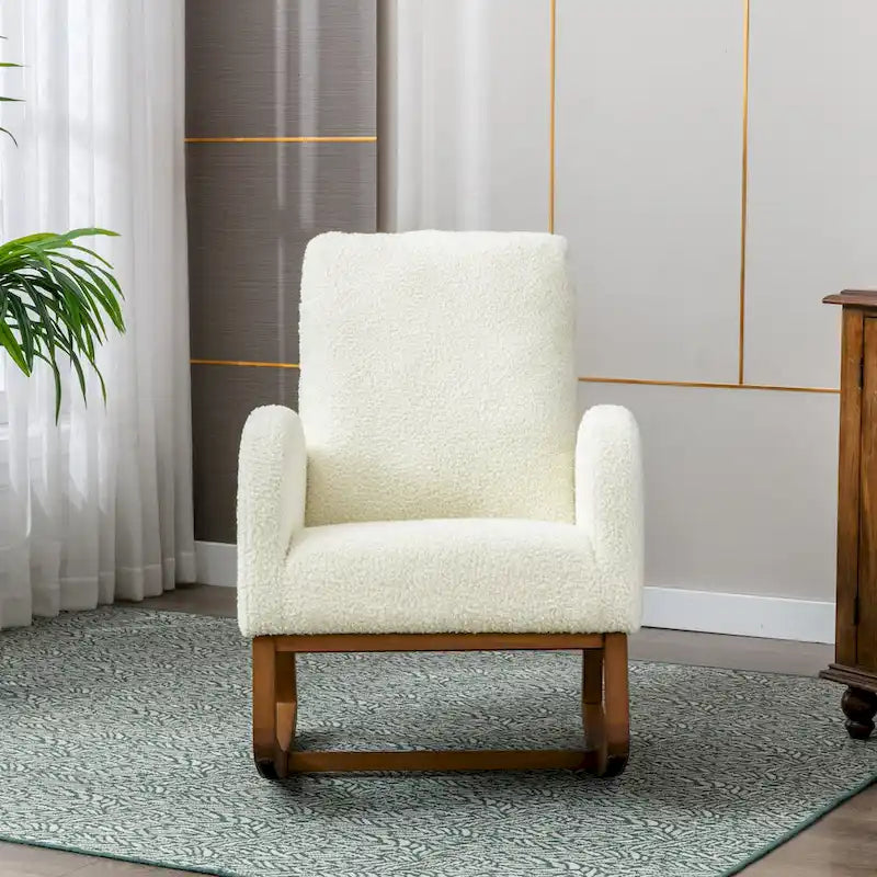 Fauteuil à bascule haut dossier en tissu Teddy crème, base en bois massif, poche latérale