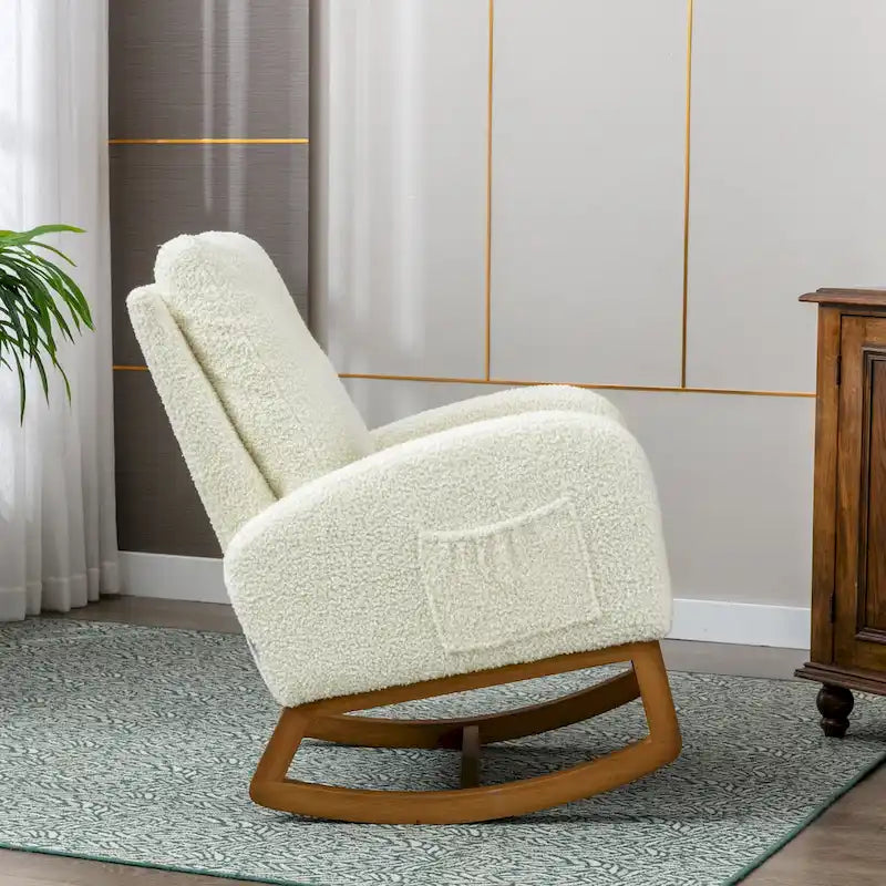 Fauteuil à bascule haut dossier en tissu Teddy crème, base en bois massif, poche latérale