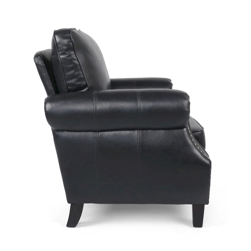 Fauteuil club en similicuir marron cognac avec cloutage et accoudoirs roulés
