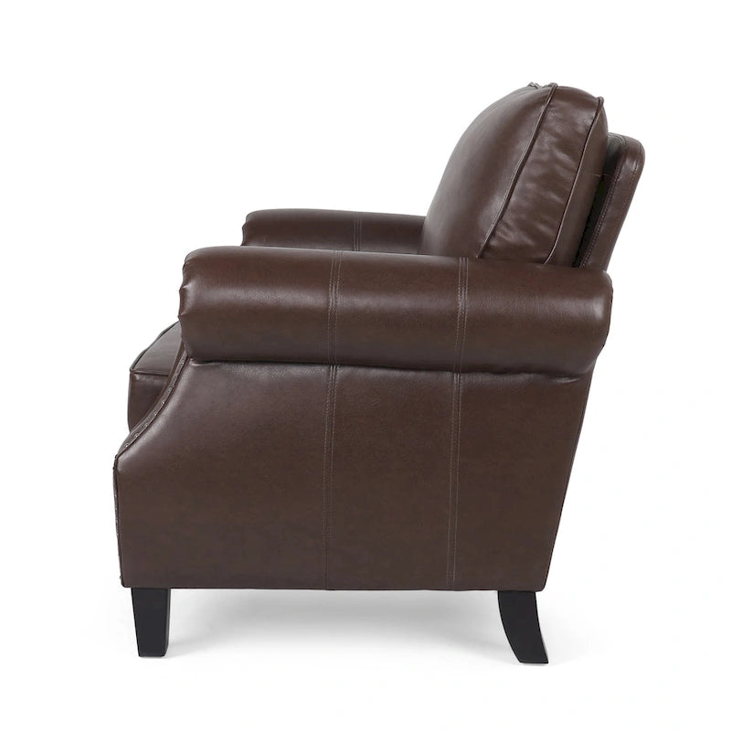Fauteuil club en similicuir marron cognac avec cloutage et accoudoirs roulés