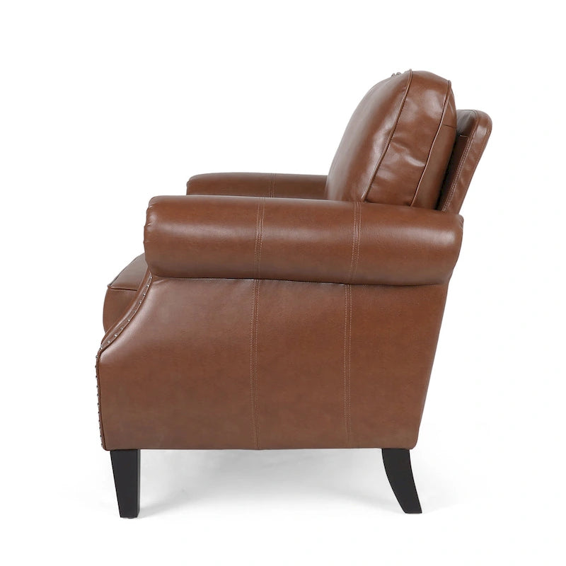 Fauteuil club en similicuir marron cognac avec cloutage et accoudoirs roulés