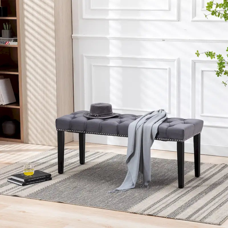 Banc capitonné en velours avec clous décoratifs et pieds en bois