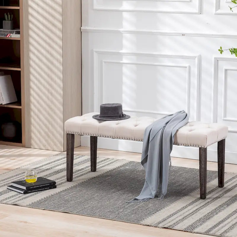 Banc capitonné en velours avec clous décoratifs et pieds en bois