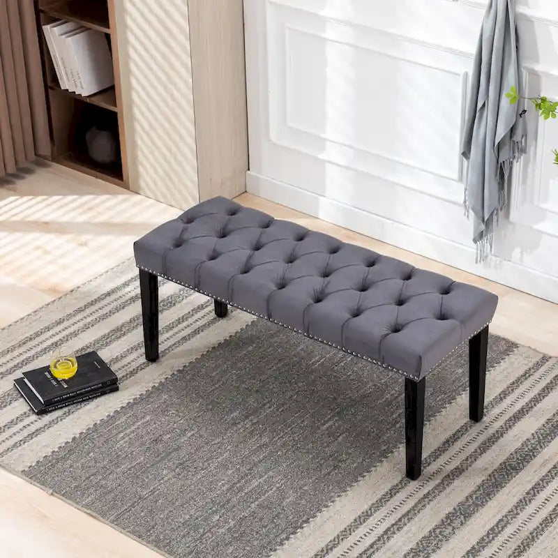 Banc capitonné en velours avec clous décoratifs et pieds en bois