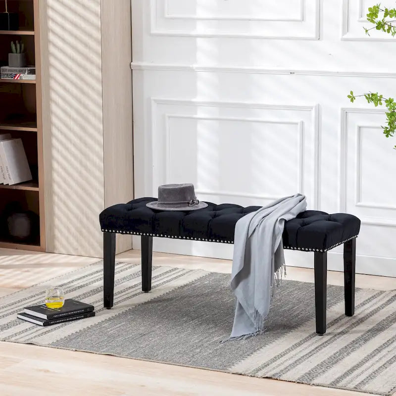 Banc capitonné en velours avec clous décoratifs et pieds en bois