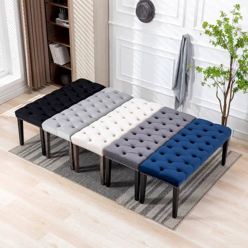 Banc capitonné en velours avec clous décoratifs et pieds en bois