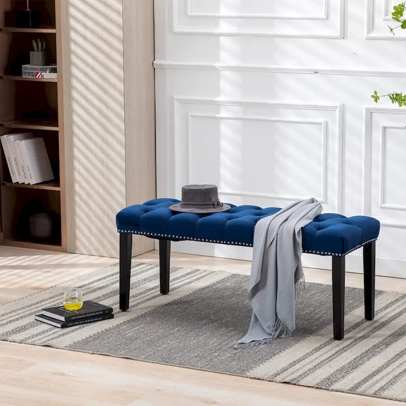 Banc capitonné en velours avec clous décoratifs et pieds en bois
