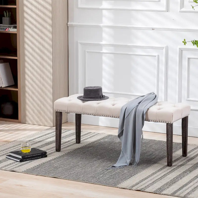 Banc capitonné en velours avec clous décoratifs et pieds en bois