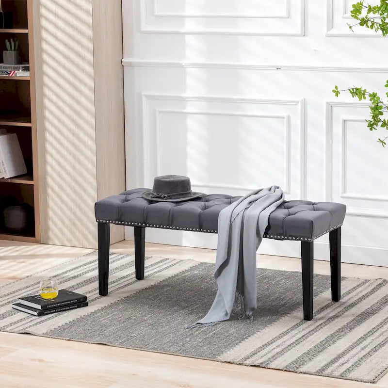 Banc capitonné en velours avec clous décoratifs et pieds en bois