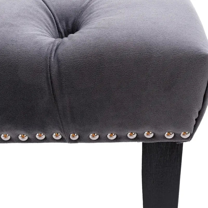 Banc capitonné en velours avec clous décoratifs et pieds en bois