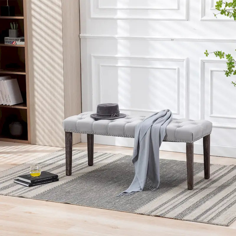 Banc capitonné en velours avec clous décoratifs et pieds en bois