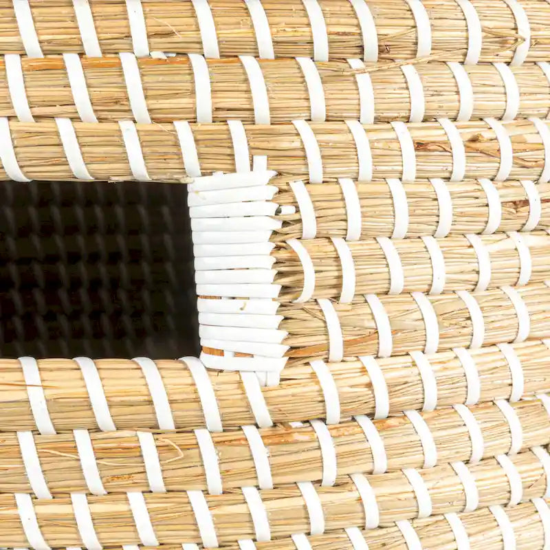 Table d'appoint de rangement en jonc de mer tissé à la main avec plateau en bois blanc