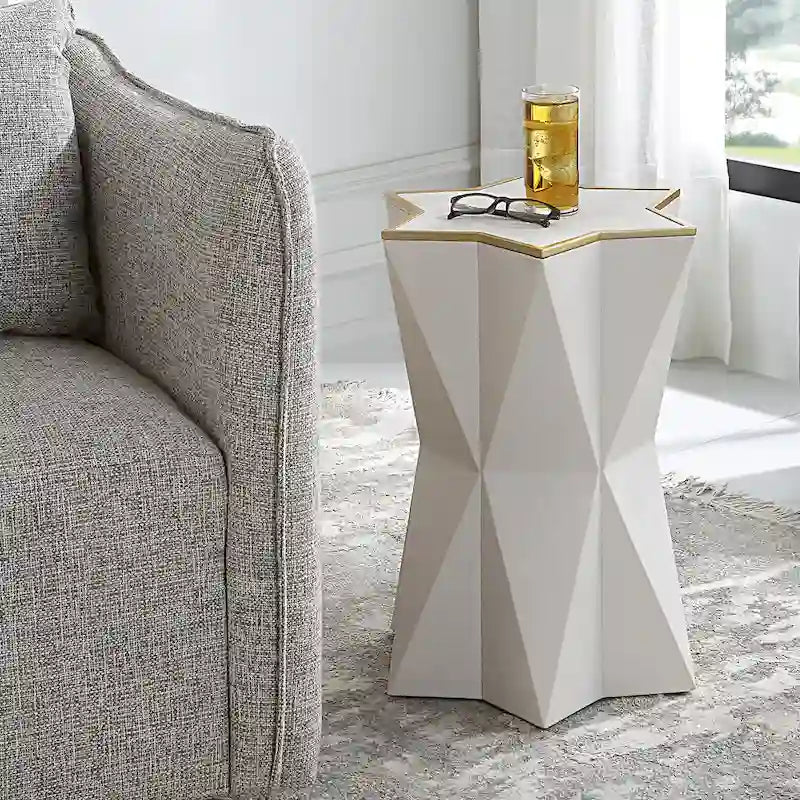 Table d'appoint en similicuir grainé blanc en forme d'étoile avec bordure en feuille d'or