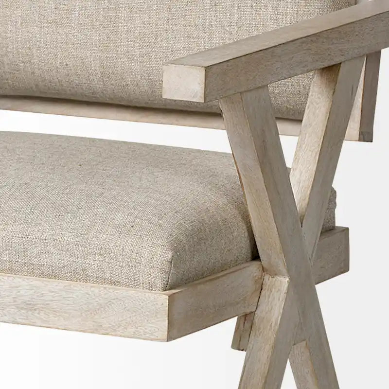 Fauteuil de salle à manger en tissu crème avec accoudoirs et piètement en manguier blanchi en forme de croix