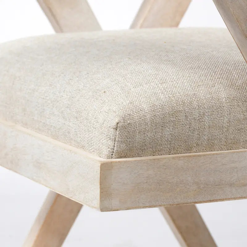 Fauteuil de salle à manger en tissu crème avec accoudoirs et piètement en manguier blanchi en forme de croix