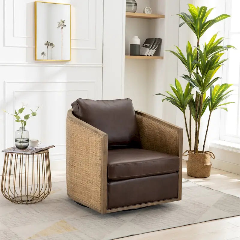 Fauteuil pivotant à 360° avec côtés en rotin et assise en similicuir