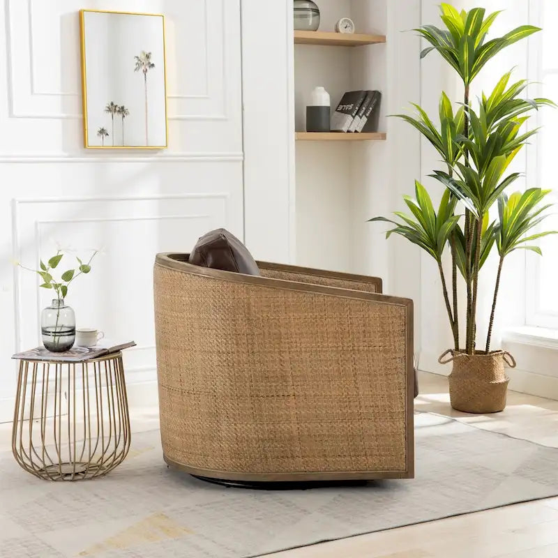 Fauteuil pivotant à 360° avec côtés en rotin et assise en similicuir