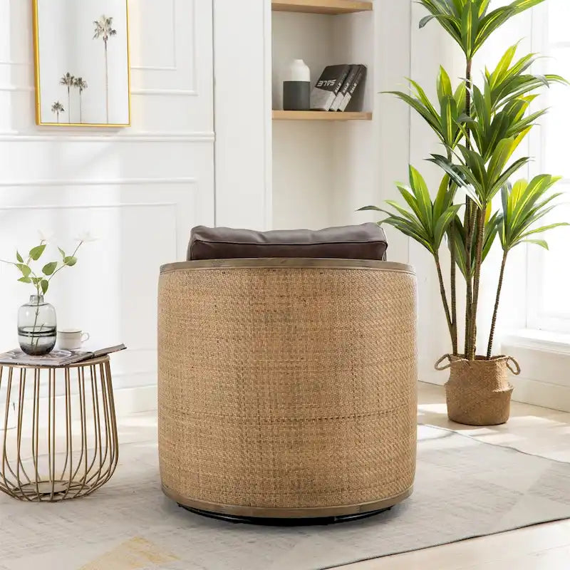 Fauteuil pivotant à 360° avec côtés en rotin et assise en similicuir