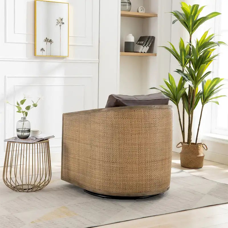 Fauteuil pivotant à 360° avec côtés en rotin et assise en similicuir
