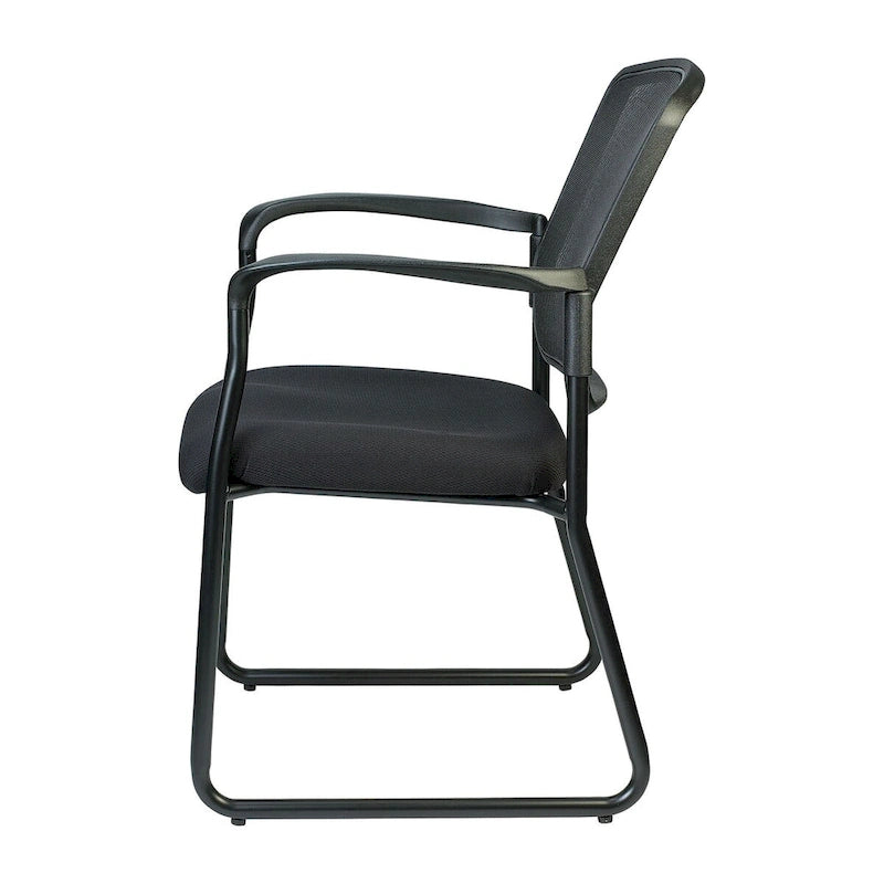 Chaise visiteur noire en maille à dossier avec assise rembourrée, piètement luge et accoudoirs