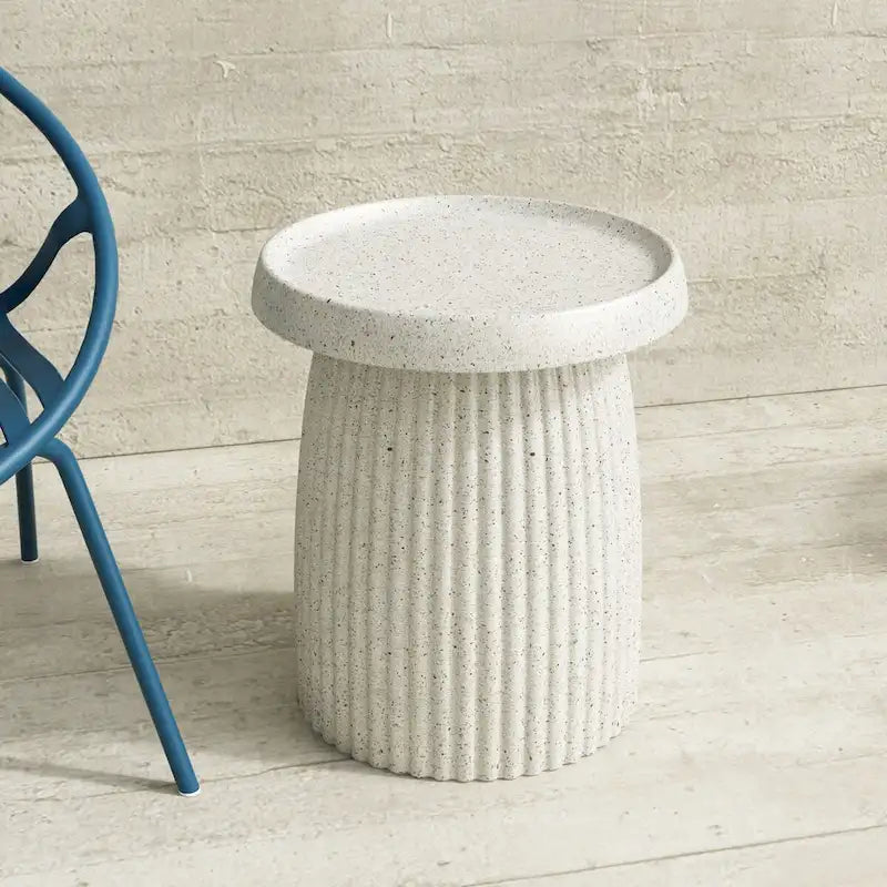 Table d'appoint ronde cannelée avec plateau en béton flocon d'or blanc pierre