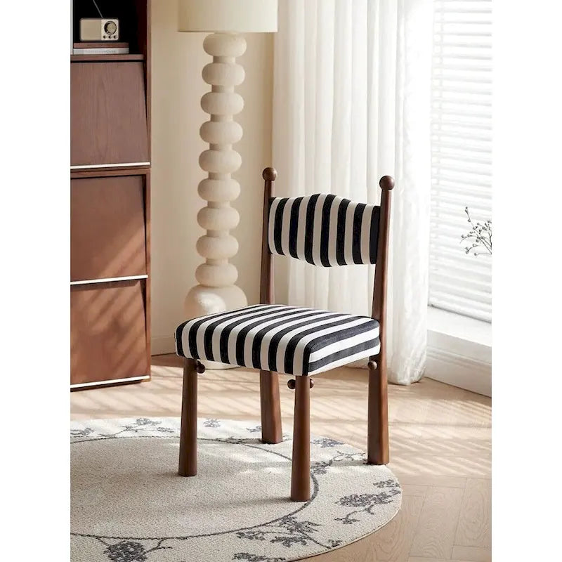 Chaise de salle à manger tapissée à rayures noires et blanches avec pieds tournés en bois massif