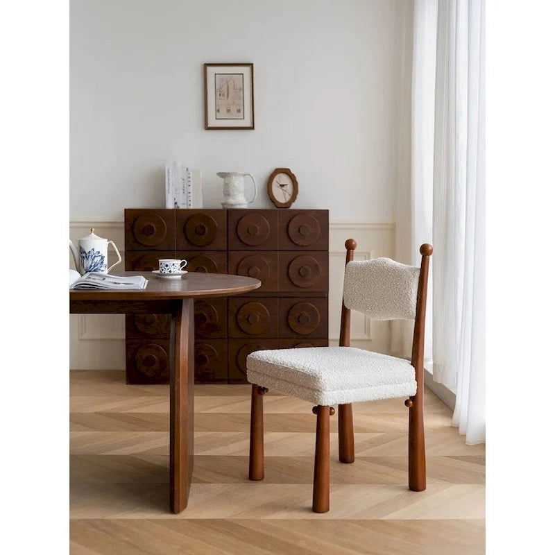 Chaise de salle à manger tapissée à rayures noires et blanches avec pieds tournés en bois massif