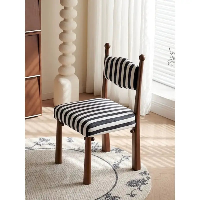 Chaise de salle à manger tapissée à rayures noires et blanches avec pieds tournés en bois massif