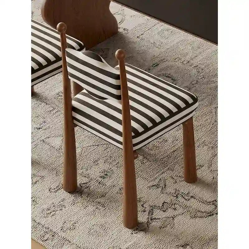 Chaise de salle à manger tapissée à rayures noires et blanches avec pieds tournés en bois massif