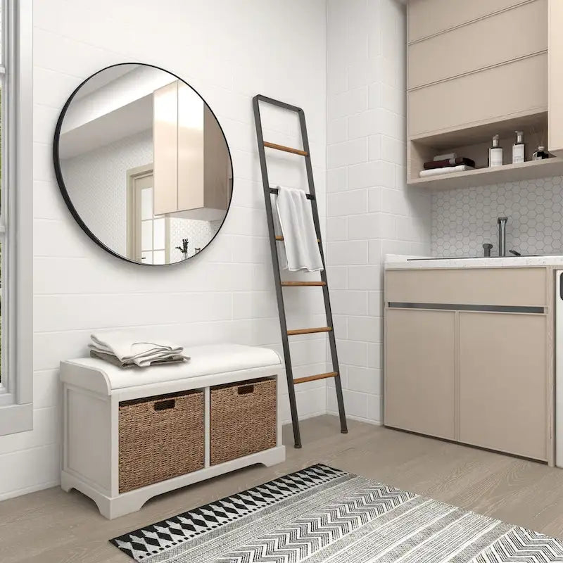 Banc de rangement en pin blanc avec paniers en jonc de mer et assise coussinée