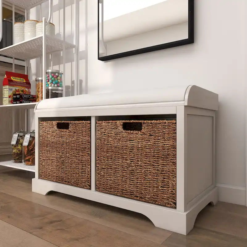 Banc de rangement en pin blanc avec paniers en jonc de mer et assise coussinée