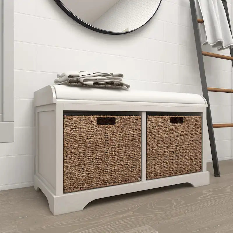 Banc de rangement en pin blanc avec paniers en jonc de mer et assise coussinée
