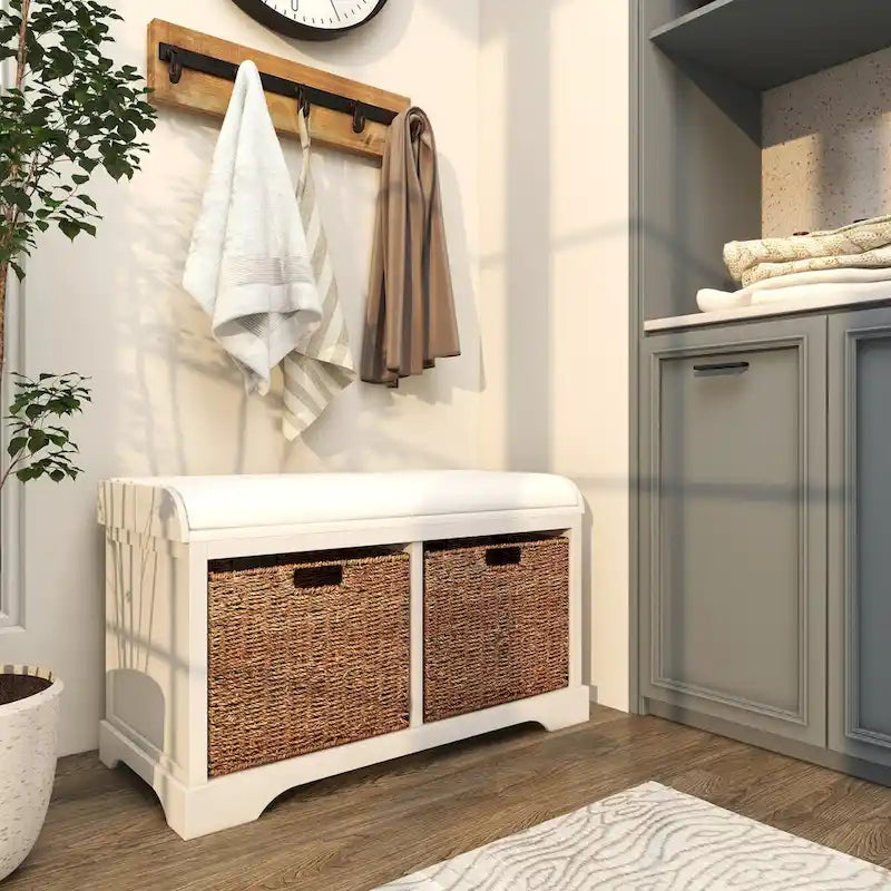 Banc de rangement en pin blanc avec paniers en jonc de mer et assise coussinée