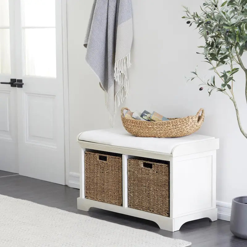 Banc de rangement en pin blanc avec paniers en jonc de mer et assise coussinée